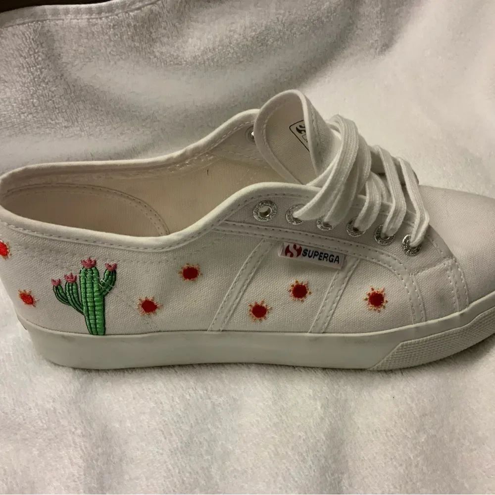 New Superga Sneaker Chicas Latinas sz 40 Women 9 (Men 7.5) Color: White Canvas